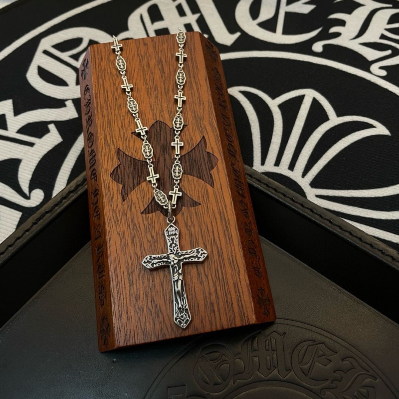 Ch*0me He**ts necklaces